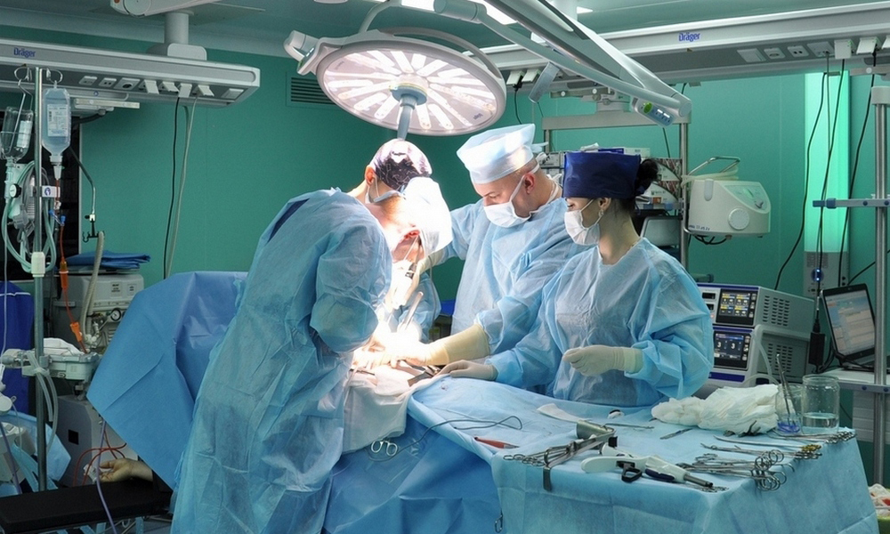 Хирурги НМИЦ онкологии Минздрава России установили титановую конструкцию пациентке с опухолью грудной стенки